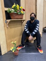 今にもかみつかれそう？ 袖のイラストが目を引くロンT。