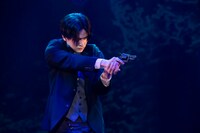 舞台「修羅雪姫-復活祭50th- 修羅雪と八人の悪党」より。（撮影：友澤綾乃）