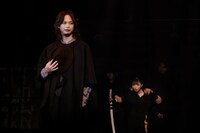 舞台「修羅雪姫-復活祭50th- 修羅雪と八人の悪党」より。（撮影：友澤綾乃）