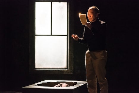 演劇集団 円「ピローマン The PillowMan」より。（撮影：森田貢造）