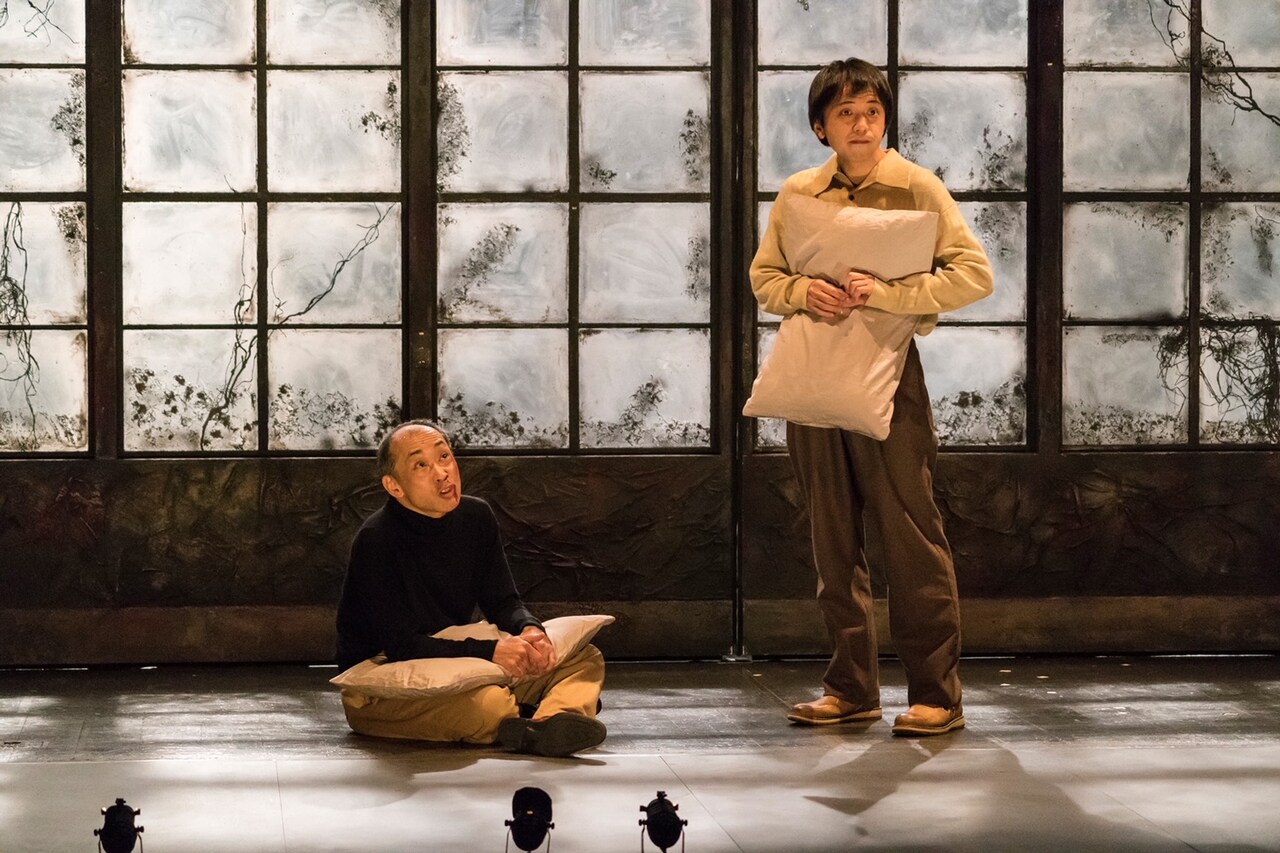 警察に勾留された兄弟は…演劇集団 円「ピローマン The PillowMan」延期公演が開幕