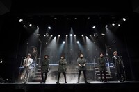 舞台「COLOR CROW 蒼霧之翼」より。（撮影：友澤綾乃）