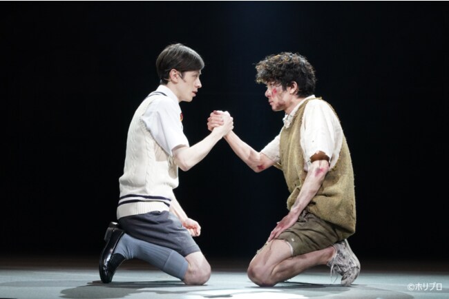 柿澤勇人・ウエンツ瑛士ら出演「ブラッド・ブラザーズ」開幕、吉田鋼太郎が出来栄えに自信