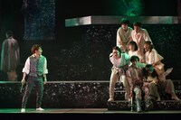 イッツフォーリーズ公演 ミュージカル「遠ざかるネバーランド」より。（撮影：日高仁）