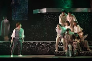 イッツフォーリーズ公演 ミュージカル「遠ざかるネバーランド」より。(撮影:日高仁)