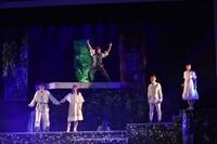 イッツフォーリーズ公演 ミュージカル「遠ざかるネバーランド」より。（撮影：日高仁）