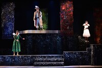 イッツフォーリーズ公演 ミュージカル「遠ざかるネバーランド」より。（撮影：日高仁）