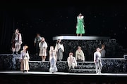 イッツフォーリーズ公演 ミュージカル「遠ざかるネバーランド」より。(撮影:日高仁)