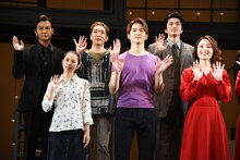 後列左から藤田玲、大久保祥太郎、渡辺大輔。前列左から屋比久知奈、甲斐翔真、望海風斗。