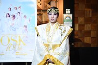 OSK日本歌劇団創立100周年記念公演「レビュー春のおどり」囲み取材より、楊琳。