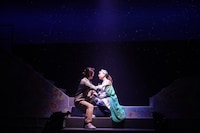 ミュージカル「あなたの初恋探します」より。（撮影：岩田えり）