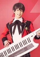 大見拓土扮する冬美旬。