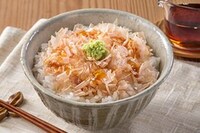 ヤマキ株式会社のかつお節・新鮮一番を使った“わさび飯”。