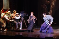 パルコ・プロデュース「三十郎大活劇」より。（撮影：御堂義乗）