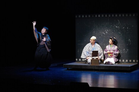 パルコ・プロデュース「三十郎大活劇」より。（撮影：御堂義乗）