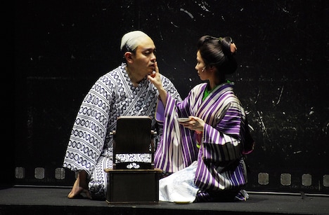 パルコ・プロデュース「三十郎大活劇」より。（撮影：御堂義乗）