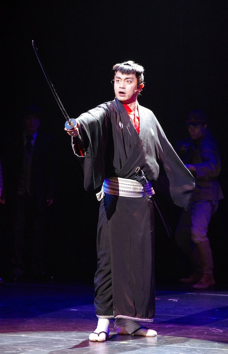 パルコ・プロデュース「三十郎大活劇」より。（撮影：御堂義乗）