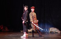 パルコ・プロデュース「三十郎大活劇」より。（撮影：御堂義乗）