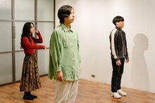 関田育子 延期公演「霊雨」より。（撮影：小島早貴）