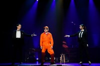 「つかこうへい十三回忌特別公演『新・熱海殺人事件』ラストスプリング」より。