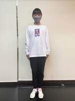 ロンTには、片目を花で隠す青年の姿が。