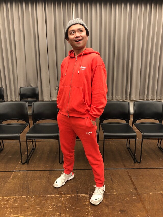 全身、暖色系でバッチリ決めた富岡。視線の先にあるのは……。