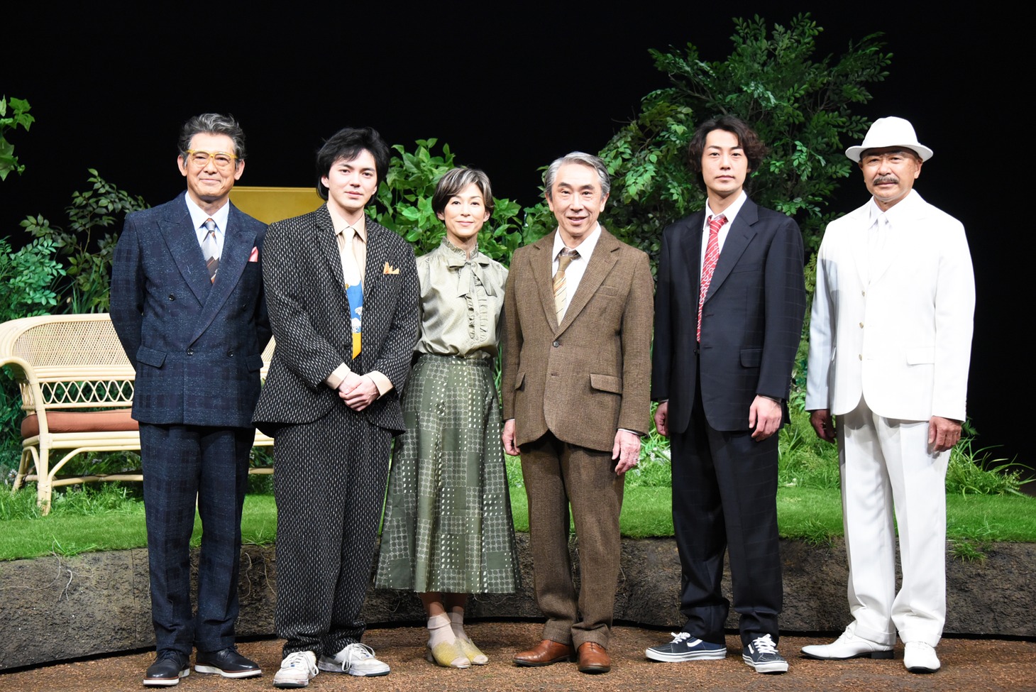 左から鶴見辰吾、林遣都、鈴木保奈美、段田安則、福士誠治、高橋克実。