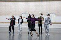 ミュージカル「FLOWER DRUM SONG」稽古場取材会の様子。(c)エイベックス・エンタテインメント