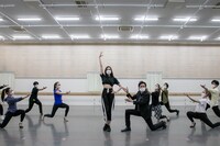 ミュージカル「FLOWER DRUM SONG」稽古場取材会の様子。(c)エイベックス・エンタテインメント」