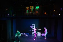 コンプソンズ #9「イン・ザ・ナイトプール」より。（撮影：コムラマイ）