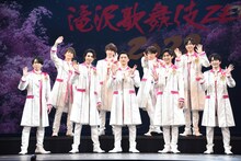 「滝沢歌舞伎ZERO 2022」初日前会見より、思い思いのポーズで撮影に応じるSnow Man。