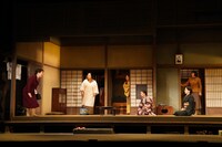 こまつ座 第141回公演「貧乏物語」より。（撮影：宮川舞子）