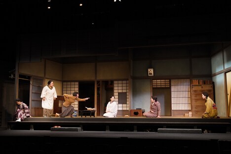 こまつ座 第141回公演「貧乏物語」より。(撮影:宮川舞子)