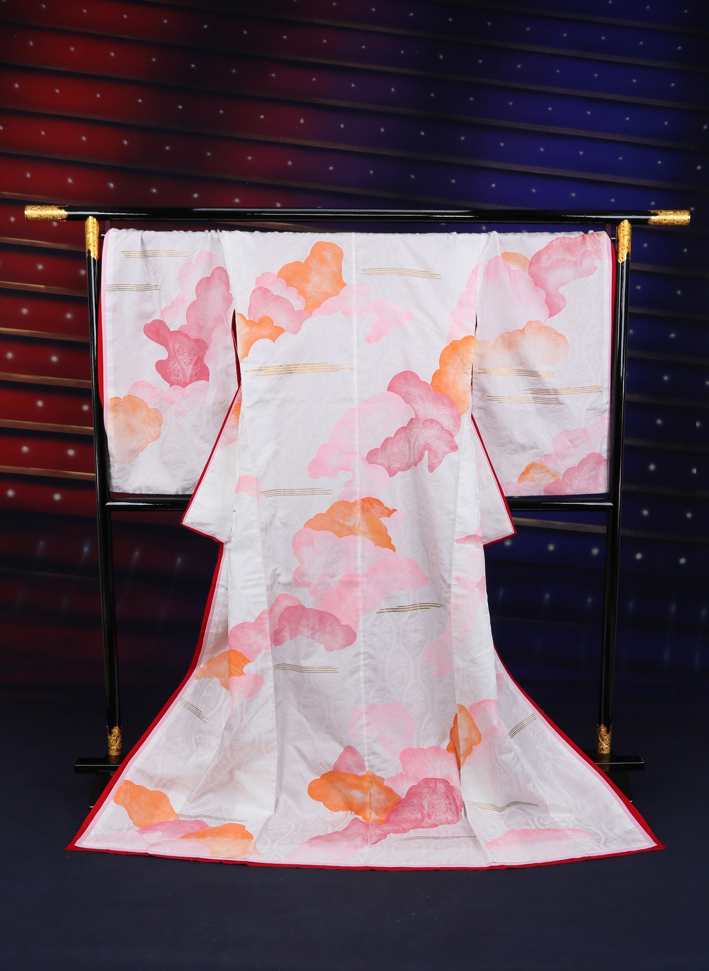 神戸ファッション美術館開館25周年記念「華麗なる宝塚歌劇衣装の世界」展示イメージ。(c)宝塚歌劇団