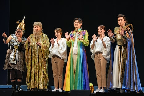 左から小浦一優（芋洗坂係長）、村井國夫、平野綾、薮宏太（Hey! Say! JUMP）、シルビア・グラブ、小西遼生。