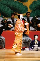 「土蜘」より、中村時蔵扮する侍女胡蝶。(c)松竹