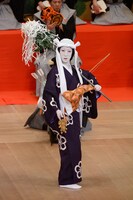 「土蜘」より、中村梅枝扮する巫子榊。(c)松竹