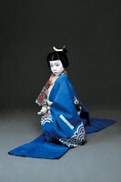 尾上丑之助扮する太刀持音若。(c)松竹