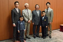 後列左から、中村梅枝、中村時蔵、尾上菊五郎、尾上菊之助、前列左から小川大晴、尾上丑之助。