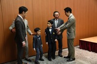尾上菊五郎の「若い人が真ん中のほうが良い」という提案で、撮影の並びを変えている様子。