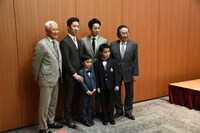 後列左から、中村時蔵、中村梅枝、尾上菊之助、尾上菊五郎、前列左から小川大晴、尾上丑之助。