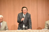 尾上菊五郎（中央）