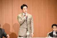 尾上菊之助（中央）