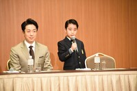 「尾上丑之助です。音若の役を勤めます。祖父と父と一緒に出られるのがすごくうれしいです」と元気よくあいさつする尾上丑之助（右）。