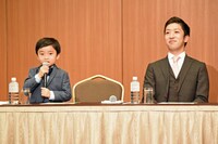 「小川大晴です。石神を勤めさせていただきます、よろしくお願いいたします」とハキハキあいさつする小川大晴（左）。