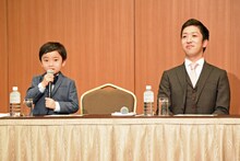 「小川大晴です。石神を勤めさせていただきます、よろしくお願いいたします」とハキハキあいさつする小川大晴（左）。