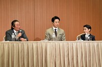 尾上丑之助（右）に視線を送る尾上菊五郎（左）。