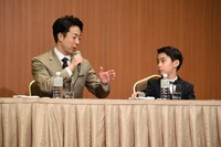 尾上丑之助（右）の質問に説明する尾上菊之助（左）。