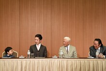 左から、沈黙する小川大晴と、それを笑顔で見つめる中村梅枝、中村時蔵、尾上菊五郎。