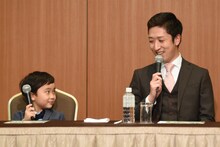 質問され沈黙する小川大晴（左）に、「難しいね、質問がね（笑）」と声をかける中村梅枝（右）。